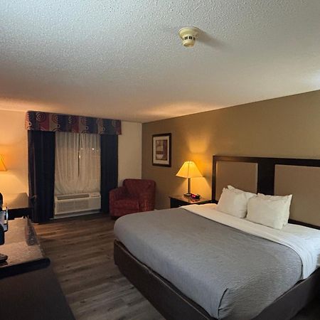 Quality Inn & Suites Woodstock Near Lake Geneva Exteriör bild