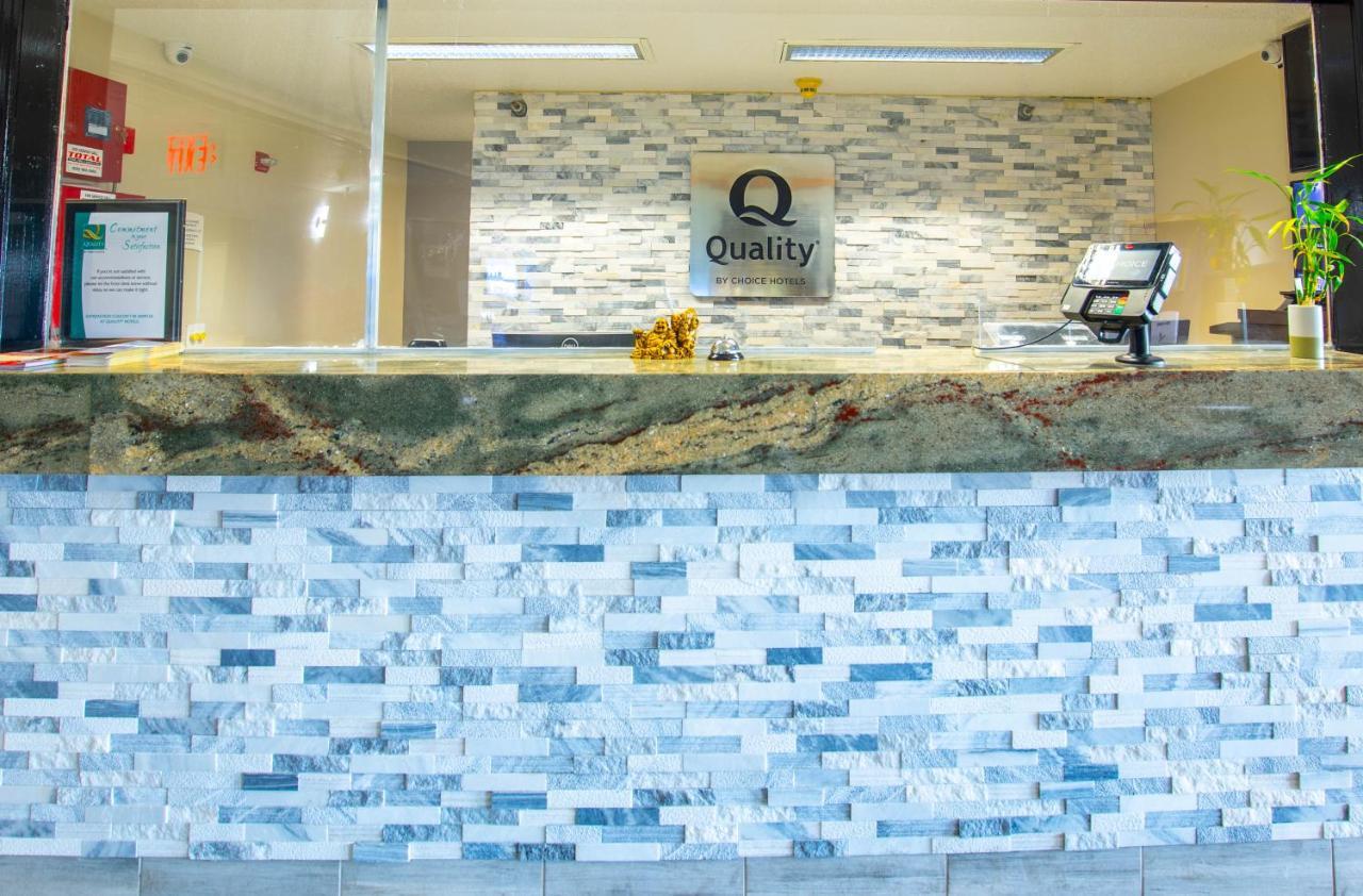 Quality Inn & Suites Woodstock Near Lake Geneva Exteriör bild