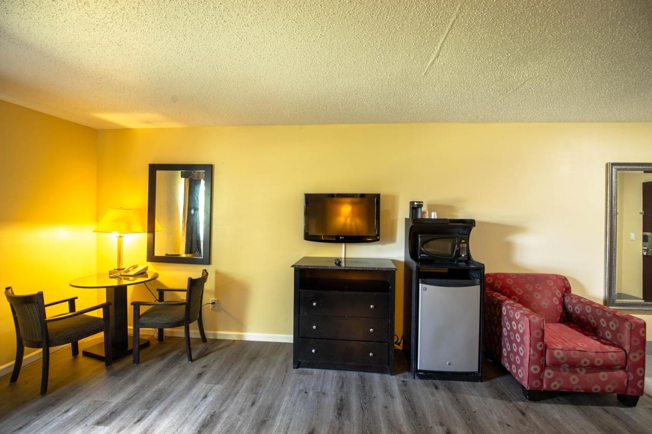 Quality Inn & Suites Woodstock Near Lake Geneva Exteriör bild